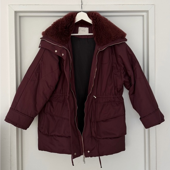 Katimo Coat
Oversized parka with a drawstring waist. - Picture 4 of 9